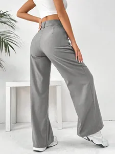 Vue détaillée du pantalon gris à taille haute et jambe large montrant la coupe dos