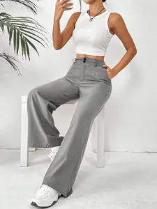Vue détaillée du pantalon gris à taille haute avec fermeture à double bouton