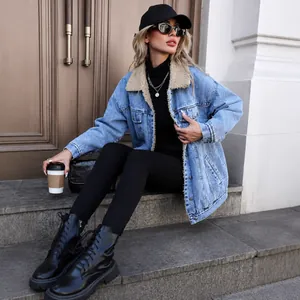Stylische, lockere Damen-Jeansjacke mit warmem Fleecefutter und Sherpa-Kragen-Detail