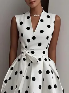 Elegantes weißes ärmelloses V-Ausschnitt-Kleid mit schwarzen Punkten und Taillenband.
