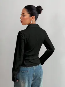Elegante camicia nera sfiancata a maniche lunghe con colletto a rever, vista retro