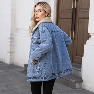 Übergroße hellblaue Jeansjacke mit Sherpa-Fleecekragen, getragen von einem weiblichen Model