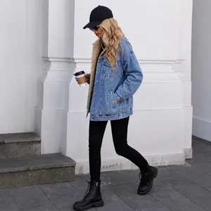 Oversized-Damen-Jeansjacke mit warmem Sherpa-Futter in hellblauer Waschung