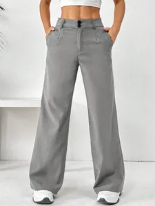 Pantalon gris élégant à taille haute, coupe droite et fermeture à deux boutons