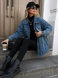 Giacca di jeans oversize da donna, indossata da una modella in un contesto street casual.