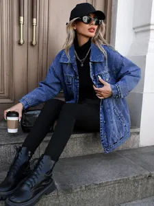Giacca di jeans oversize da donna, indossata da una modella in un contesto street casual.