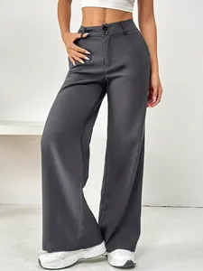 Détail du pantalon gris foncé à taille haute et jambe large pour une coupe ample et élégante