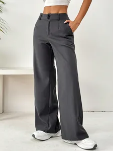 Détail d'un pantalon large gris foncé à taille haute et coupe droite décontractée
