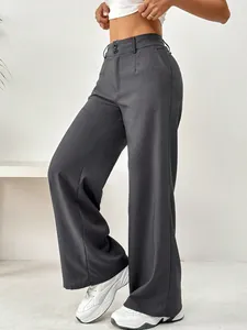 Détail d'un pantalon gris foncé à taille haute, jambes larges et coupe droite