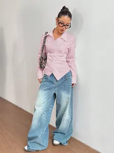 Camicia rosa da donna con orlo asimmetrico e vestibilità slim con colletto trendy.