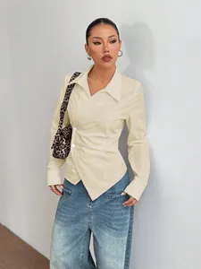 Elegante camicia asimmetrica crema a maniche lunghe con rever e design a vita sottile