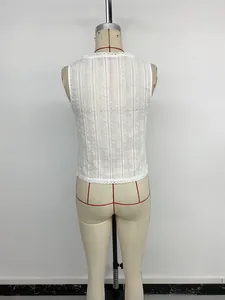 Gedetailleerd achteraanzicht van een witte mouwloze jacquard top van hoge kwaliteit