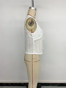 Gedetailleerd zijaanzicht van een witte mouwloze jacquard kanten blouse op een mannequin