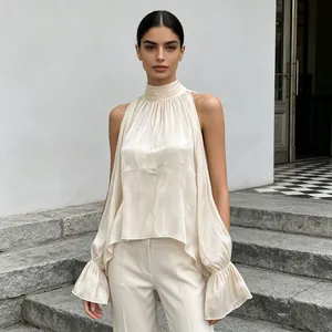 Detailansicht eines eleganten champagnerfarbenen Neckholder-Tops mit weiten Ärmeln