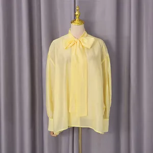 Elegante blusa amarilla con lazo para mujer con mangas largas en ligero tejido de gasa fina