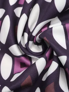 Dettaglio macro del tessuto a stampa geometrica viola e bianco per gonna estiva mare