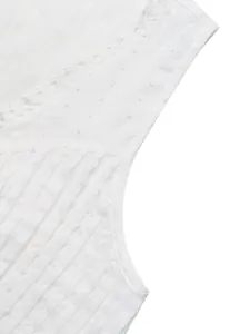 Detailopname van witte mouwloze blouse met fijn kantwerk en een stijlvolle stippentextuur