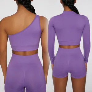 Dettaglio della vista posteriore del set da yoga viola senza cuciture con shorts.
