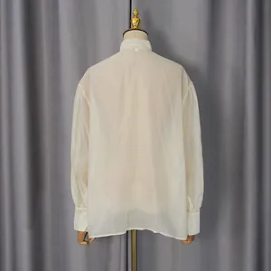 Vista trasera de elegante blusa crema semitransparente con mangas de obispo