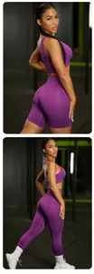 Dettaglio del set yoga viola senza cuciture con reggiseno sportivo e leggings vita alta