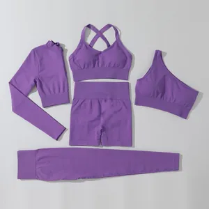 Vista dettagliata del completo da yoga viola senza cuciture con top e leggings lunghi