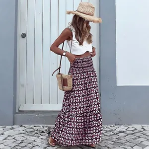 Gonna lunga bohémien con vita a punto smock e motivo geometrico per le vacanze estive.