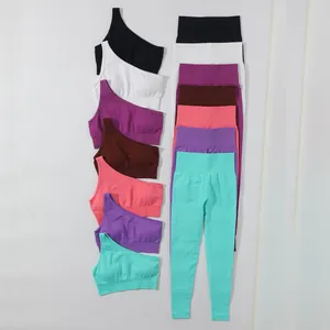 Dettaglio di set yoga senza cuciture multicolore con reggiseni monospalla e leggings lunghi.