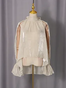 Elegante champagnerfarbene Bluse mit freien Schultern, Glanzstoff und Rüschen