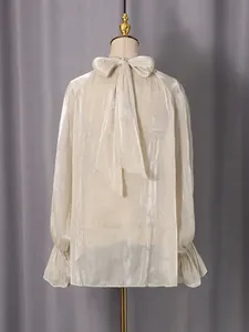 Elegante champagnerfarbene Schimmer-Bluse mit großer Schleife am Rücken-Design