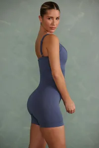 Vue latérale d'un body de yoga bleu sans couture sur modèle avec taille haute