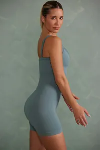 Vue de profil d'une combinaison de yoga sans couture bleue à taille haute de sport
