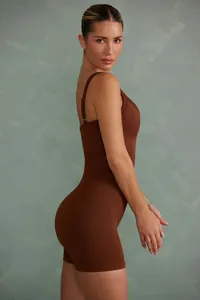 Combinaison de yoga côtelée marron sans couture en profil pour une coupe sculptante