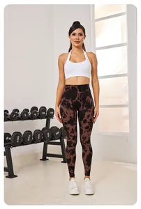 Vue complète du legging de fitness sans couture tie-dye pour femme en salle de sport