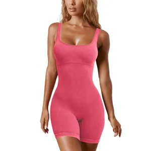 Detailansicht eines rosa nahtlosen Yoga-Einteilers mit schmeichelhaftem Ausschnitt.