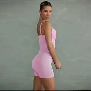 Vue latérale montrant la texture du body de yoga en tricot rose sans couture à taille haute