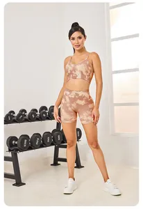 Femme portant un ensemble de fitness tie-dye sans couture avec brassière et short de sport