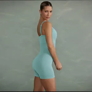 Vue latérale du combishort de yoga sans couture bleu menthe montrant l'effet galbant