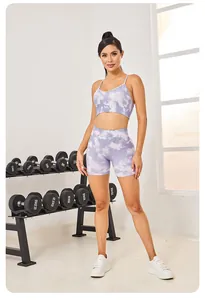 Détail de l'ensemble de sport tie-dye sans couture avec brassière et short violet