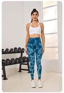 Vue complète d'un legging de sport sans couture bleu tie-dye pour femme en salle
