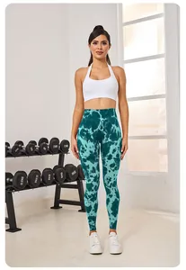 Vue complète d'un mannequin portant des leggings de fitness sans couture tie-dye bleu sarcelle