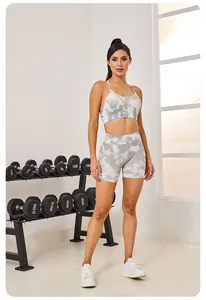 Vue complète de l'ensemble brassière de sport et short tie-dye gris et blanc pour femmes