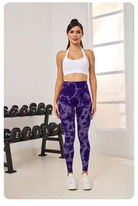 Femme en leggings de sport violets tie-dye sans couture à taille haute