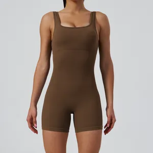 Nahtloser brauner gerippter Yoga-Einteiler mit eckigem Ausschnitt am Model getragen