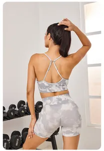 Vue arrière d'un ensemble de sport sans couture pour femme avec motif tie-dye gris