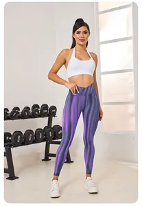 Nahtlose High-Waist-Yogahose mit violettem Aurora-Verlauf in professioneller Fitnessstudio-Umgebung