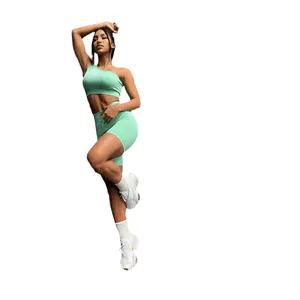 Set yoga senza cuciture verde menta con reggiseno monospalla e pantaloncini a vita alta