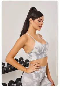 Vue de côté d'un ensemble de sport sans couture avec motif tie-dye gris et blanc