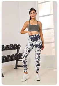 Détail de leggings de yoga tie-dye sans couture pour femmes en salle de sport