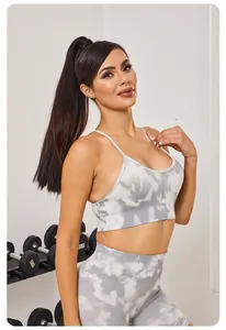 Détail d'un mannequin de fitness portant un ensemble de yoga sans couture marbre gris