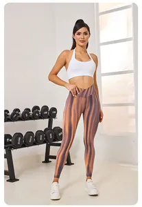 Nahtlose Yoga-Hose mit Polarlicht-Gradient und hohem Bund in einer Fitnessstudio-Umgebung